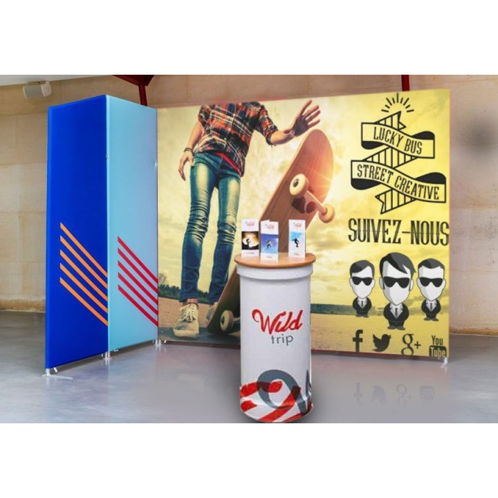 Stand tubular recto de 9 m² con panel biselado y mostrador.