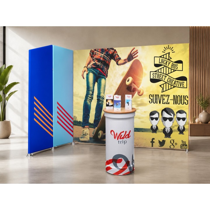 Stand tubular recto de 9 m² con panel biselado y mostrador.